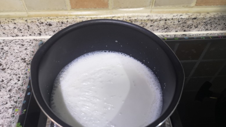 宝宝无糖奶酪棒,凉锅加入牛奶,开火煮。要一直搅拌哦!