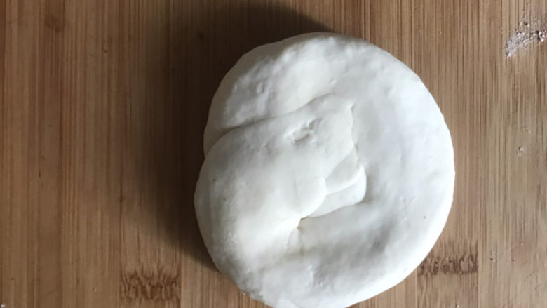 家常烙饼🥞千层酥饼,把它盘起来,收口朝中间,用手按压扁