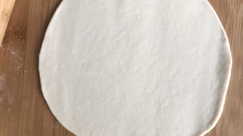 家常烙饼🥞千层酥饼,取一份揉圆,擀成圆形薄片