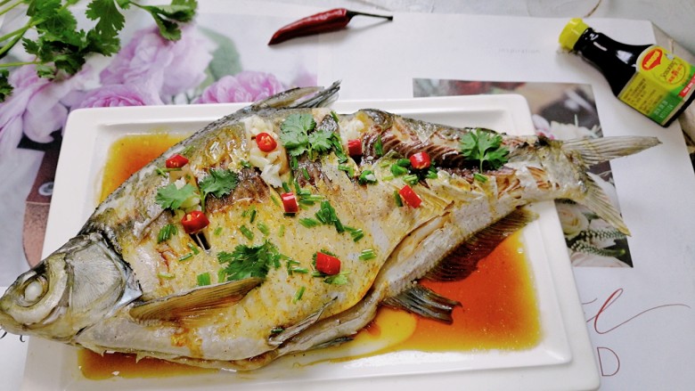 葱油鳊鱼,拍上成品图,一道鲜美又营养的葱油<a style='color:red;display:inline-block;' href='/shicai/ 390'>鳊鱼</a>就完成了。
