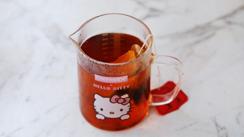 茶冻撞珍珠奶茶,首先制作茶冻:开水中加入<a style='color:red;display:inline-block;' href='/shicai/ 149349'><a style='color:red;display:inline-block;' href='/shicai/ 149349'>红茶包</a></a>浸泡10-15分钟