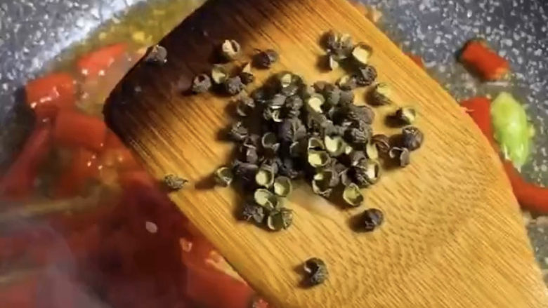 葱爆鱿鱼,加入适量花椒,炒香