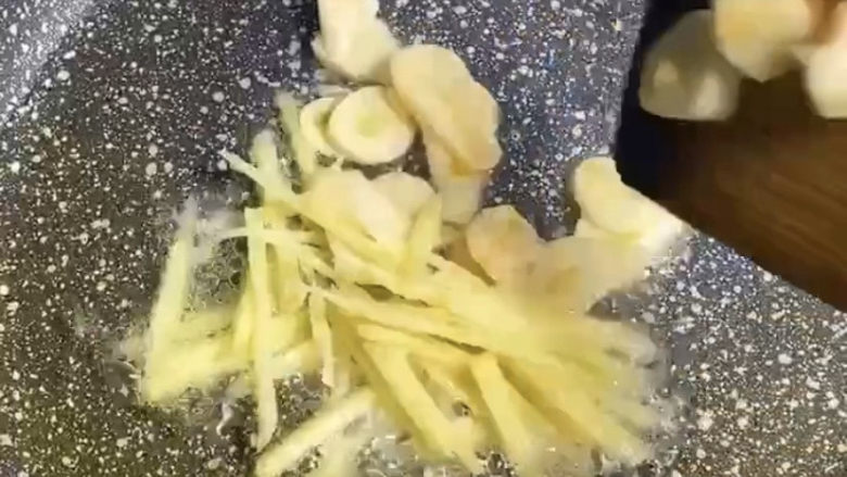 葱爆鱿鱼,起锅烧油,下姜蒜爆香