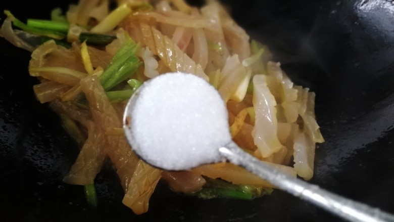葱爆鱿鱼,洒一小勺盐,大火炒匀入味。