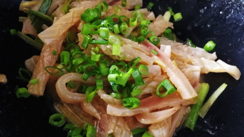 葱爆鱿鱼,出锅前撒上葱花,大火简单翻炒即可。