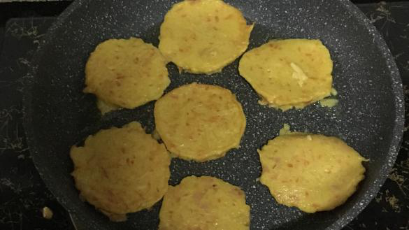香煎土豆饼,热锅刷油,开小火,舀一勺糊糊倒入锅里,煎至金黄色后,翻面继续煎至金黄色就可以了