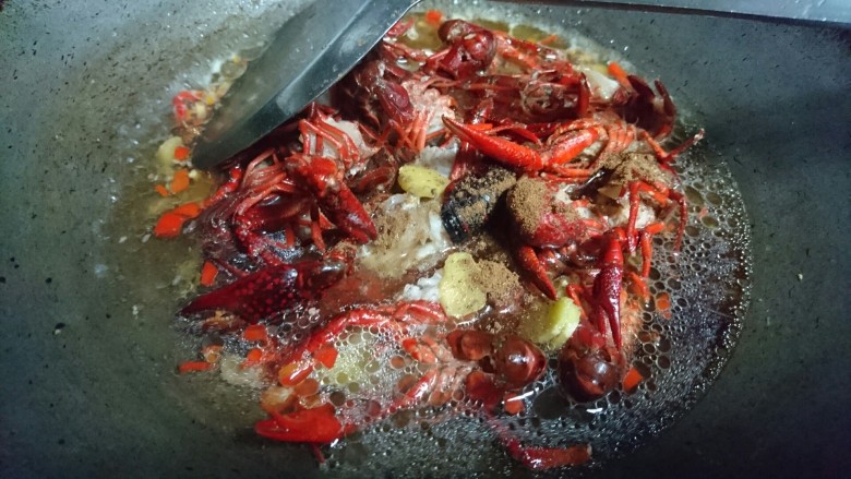 爆炒小龙虾,加水适量,也可加五香粉进一步提味