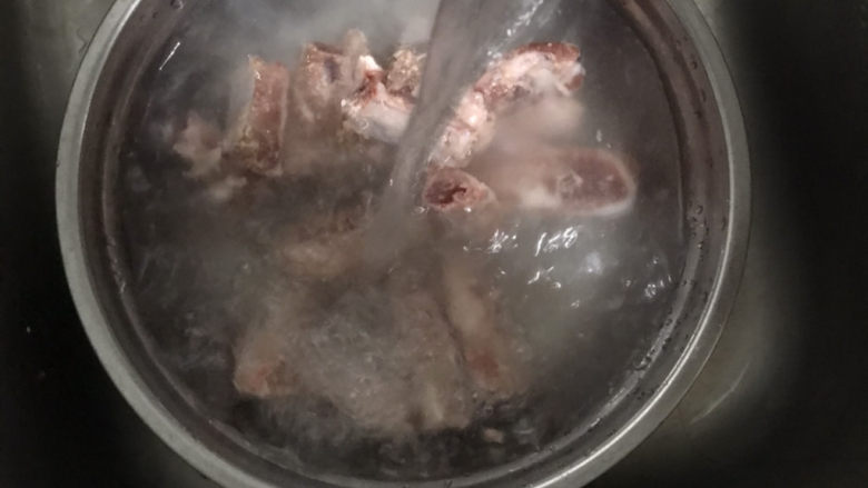 排骨焖面,再加水洗干净(用面粉洗排骨,面粉能吸走
排骨上脏东西,使排骨洗的更干净)