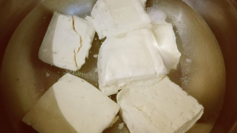 豆腐鱼头汤,豆腐倒入开水中煮2分钟 增加韧性 捞出