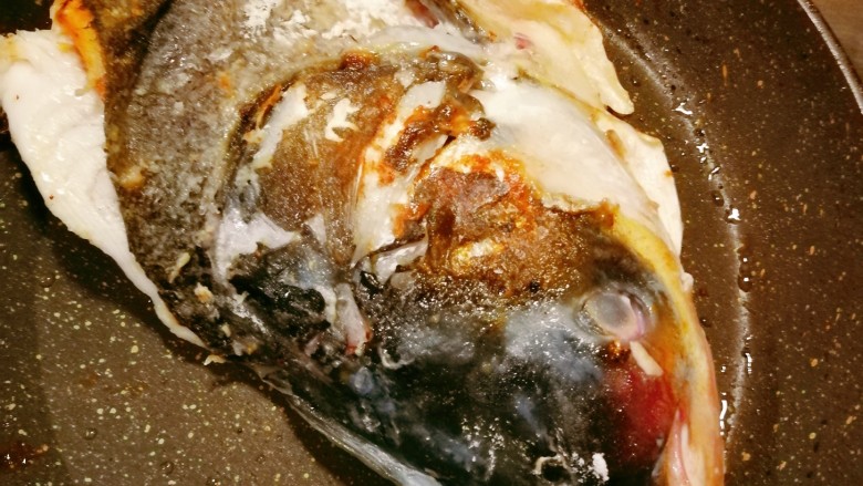 豆腐鱼头汤,煎至两面金黄