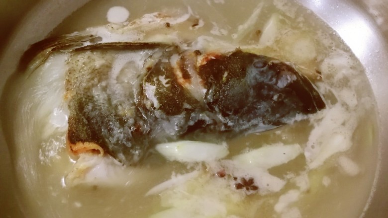 豆腐鱼头汤,大火烧开 煮至汤汁奶白色