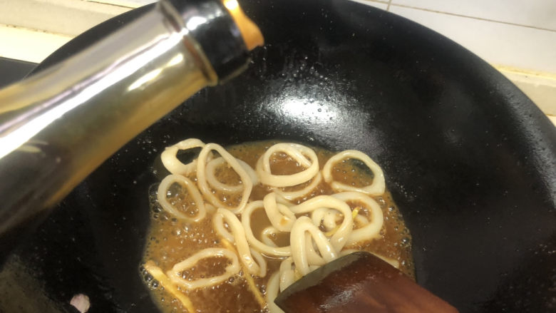 葱爆鱿鱼,加少许生抽爆炒后出锅