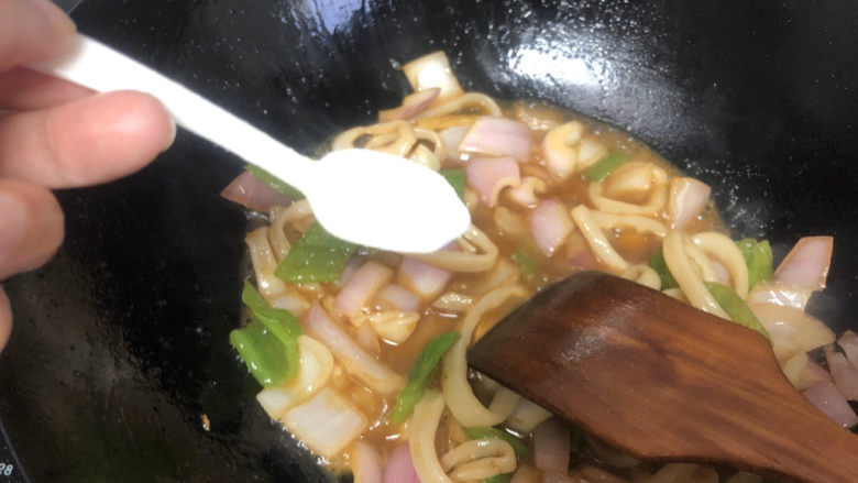 葱爆鱿鱼,加入鱿鱼圈,加糖翻炒