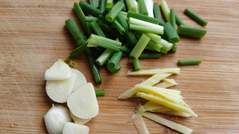 家常烧豆腐,将葱、姜、蒜切好备用。