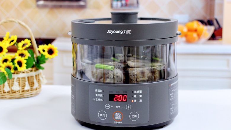 排骨藕汤,盖上锅盖,把蒸汽电饭煲的水箱加入纯净水。