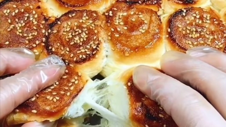 脆底蜂蜜小面包,看看底部酥脆柔软拉丝的蜂蜜小面包做好了,非常好吃,喜欢就赶紧收藏试做吧!