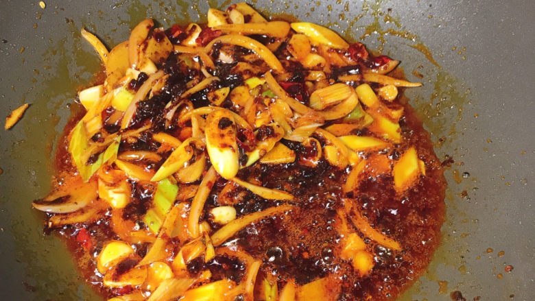 麻辣小龙虾尾拌面,炒出红油,炒出香味