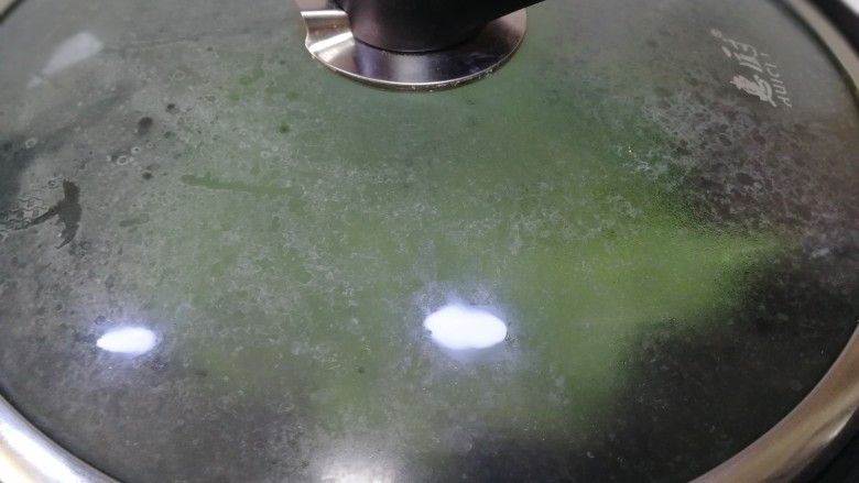 干煸豇豆,盖上盖子最小火焖一分钟,让豇豆熟透(不熟吃会中毒)