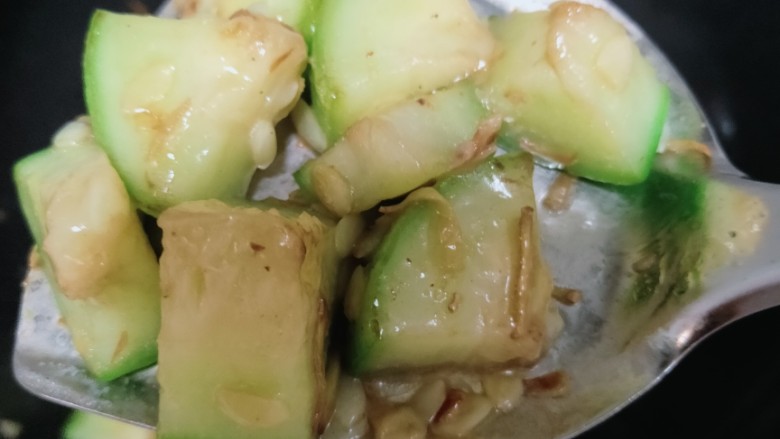 丝瓜炒虾仁,如图,囊有点塌陷