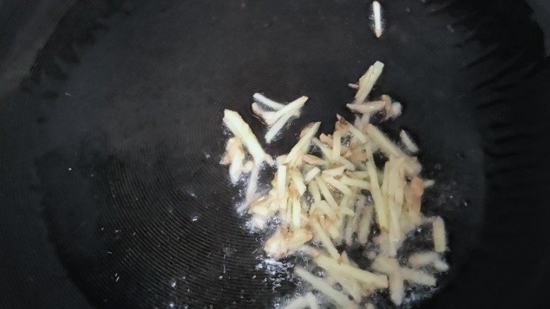 丝瓜炒虾仁,起锅烧油,小火🔥下姜丝