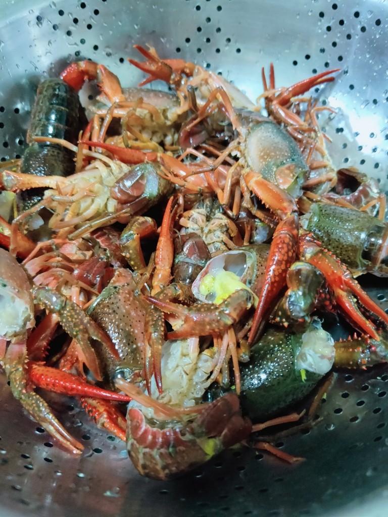 爆炒小龙虾,去虾头虾线,用牙刷刷干净备用