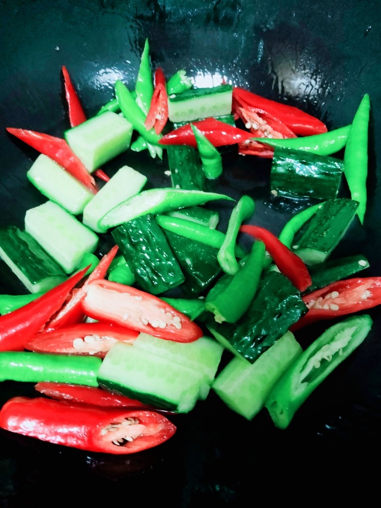 爆炒小龙虾,起锅烧油,大火,下黄瓜,双椒,加入1/5调料水
