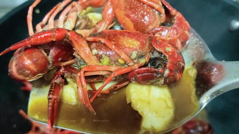 爆炒小龙虾,调料水干后,再加入一碗水