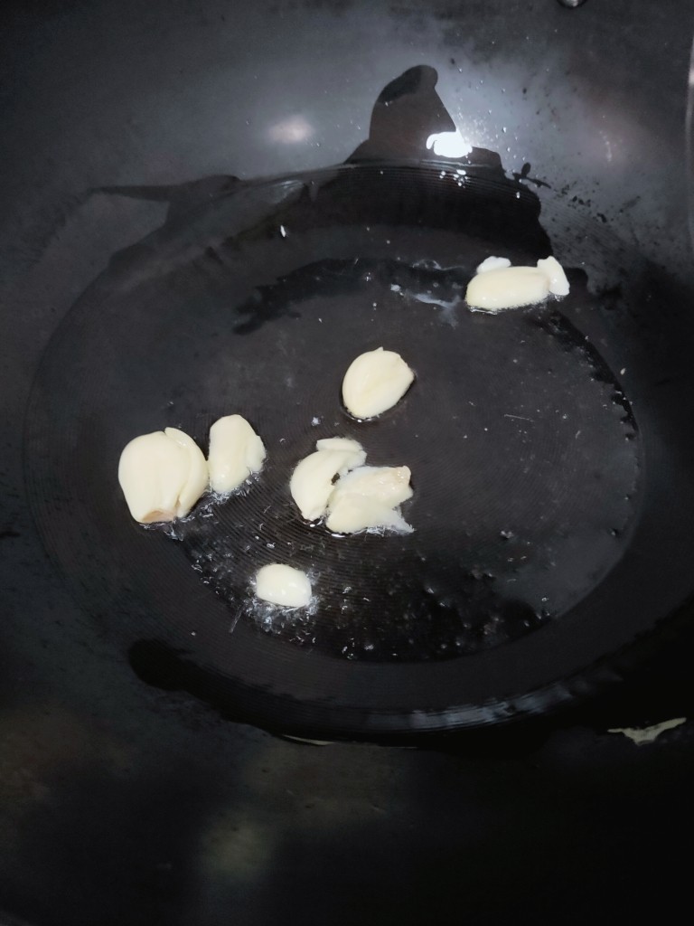 爆炒小龙虾,起锅烧油,小火🔥下蒜蓉