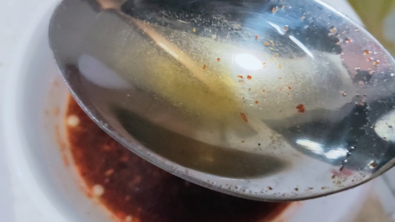 爆炒小龙虾,醋半勺,全部调料拌匀