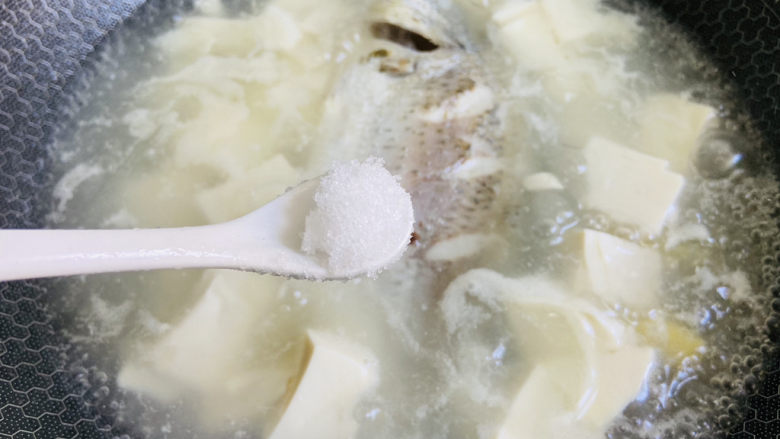 豆腐鱼头汤,根据个人口味加入适量盐,大火烧开转中火煮十五分钟