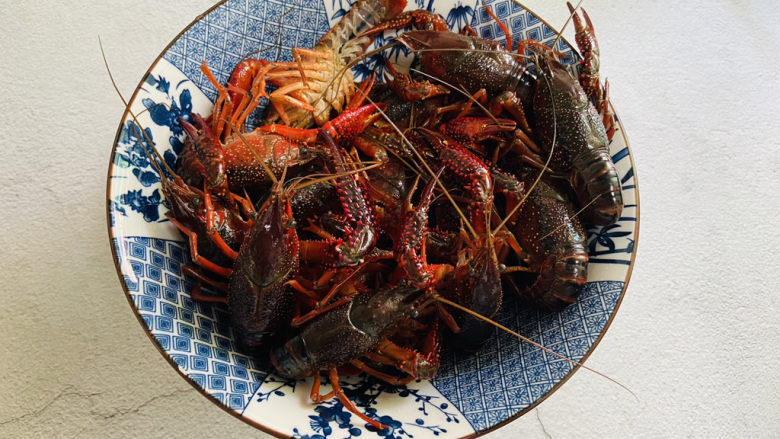爆炒小龙虾,沥干水分放入盘中备用