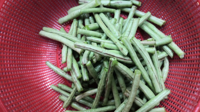干煸豇豆,搓洗好的豇豆,捞出,备用