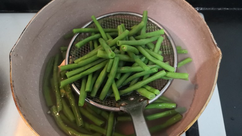 干煸豇豆,豇豆,变色断生后,捞出