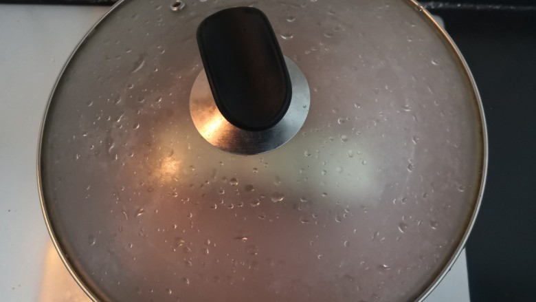 凉拌素鸡,盖上锅盖,大火烧煮至滚开