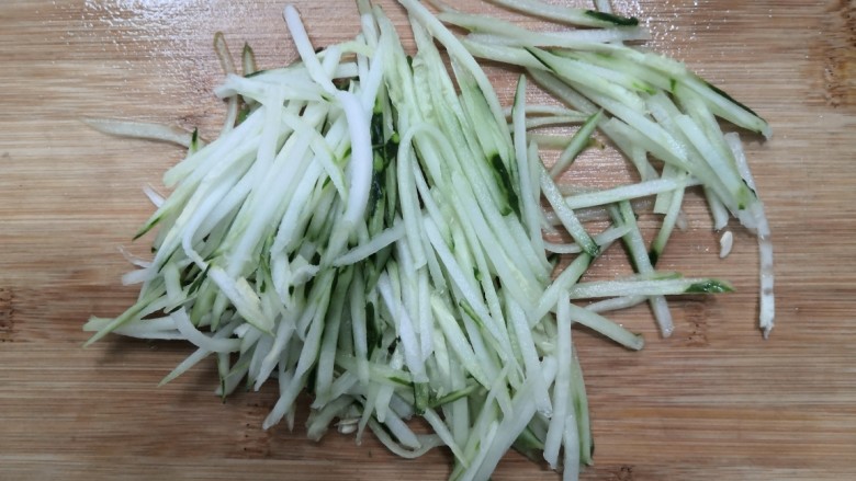 凉拌素鸡,黄瓜洗干净,擦成丝儿,备用(如果黄瓜籽太老,把黄瓜籽挖掉,切丝)