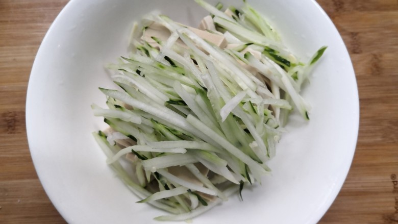 凉拌素鸡,把黄瓜丝,也放进去