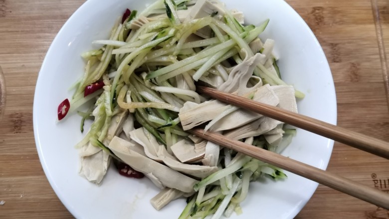 凉拌素鸡,用筷子,搅拌均匀