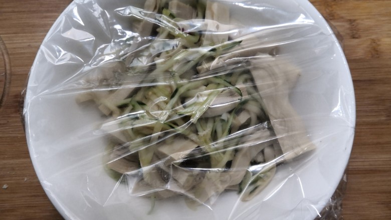 凉拌素鸡,盖上保鲜膜,冷藏腌制2小时