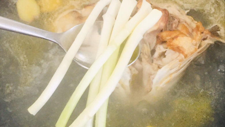 豆腐鱼头汤,加<a style='color:red;display:inline-block;' href='/shicai/ 3250'>葱</a>段~
