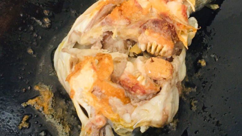 豆腐鱼头汤,煎至一面金黄翻,再煎另一面~