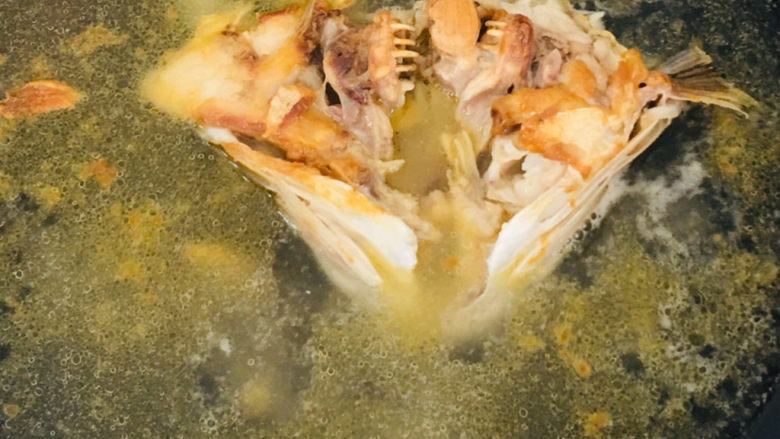 豆腐鱼头汤,两面煎好,倒入适量开水,大火煮至10分钟~