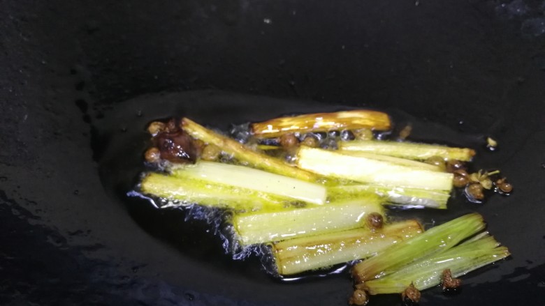 凉拌素鸡,炸至葱白微焦关火,捞出葱白麻椒大料。
