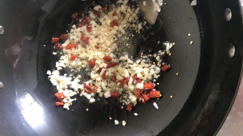 干煸豇豆,锅里留底油,下去干辣椒,花椒和蒜末爆香