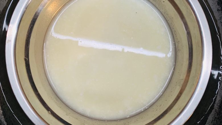 零失败魔法蛋糕,拿出黄油后放入牛奶隔水加温,不用再加热,让它比手温更高些就行,只要是室温然后不超过60℃都可以。