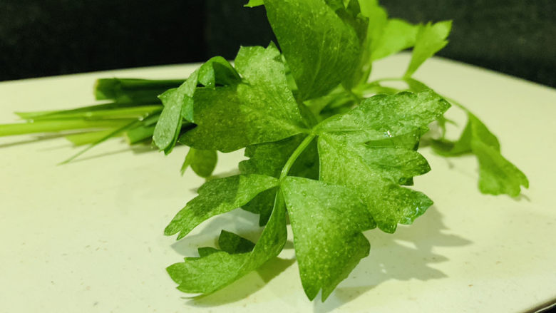 豆腐鱼头汤,蒜叶,<a style='color:red;display:inline-block;' href='/shicai/ 125'>芹菜</a>洗净