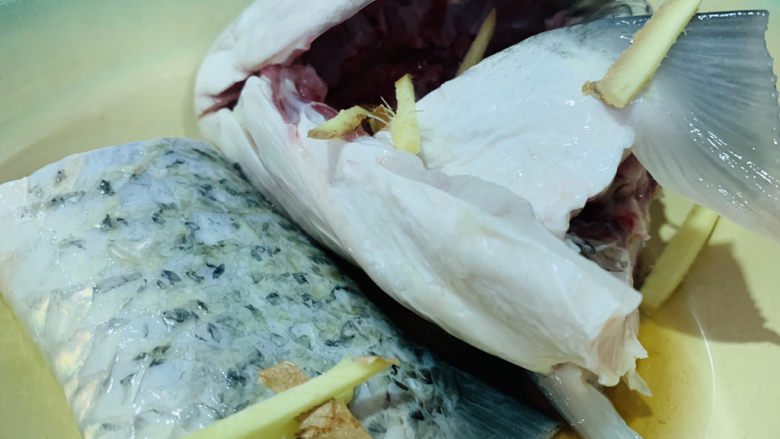 豆腐鱼头汤,加姜丝,先腌制半小时