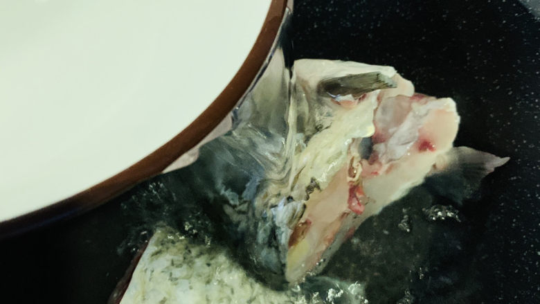 豆腐鱼头汤,倒入清水,这时候再开火