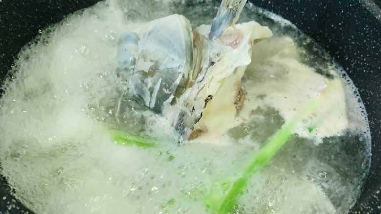 豆腐鱼头汤,大火煮开,转中火,盖锅盖,炖10分钟