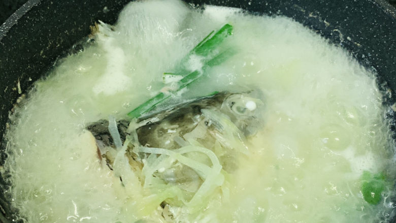 豆腐鱼头汤,搅拌均匀,起锅