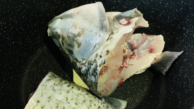豆腐鱼头汤,放入鱼,